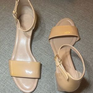 Elegant Tory Burch Tan Women's Sandals